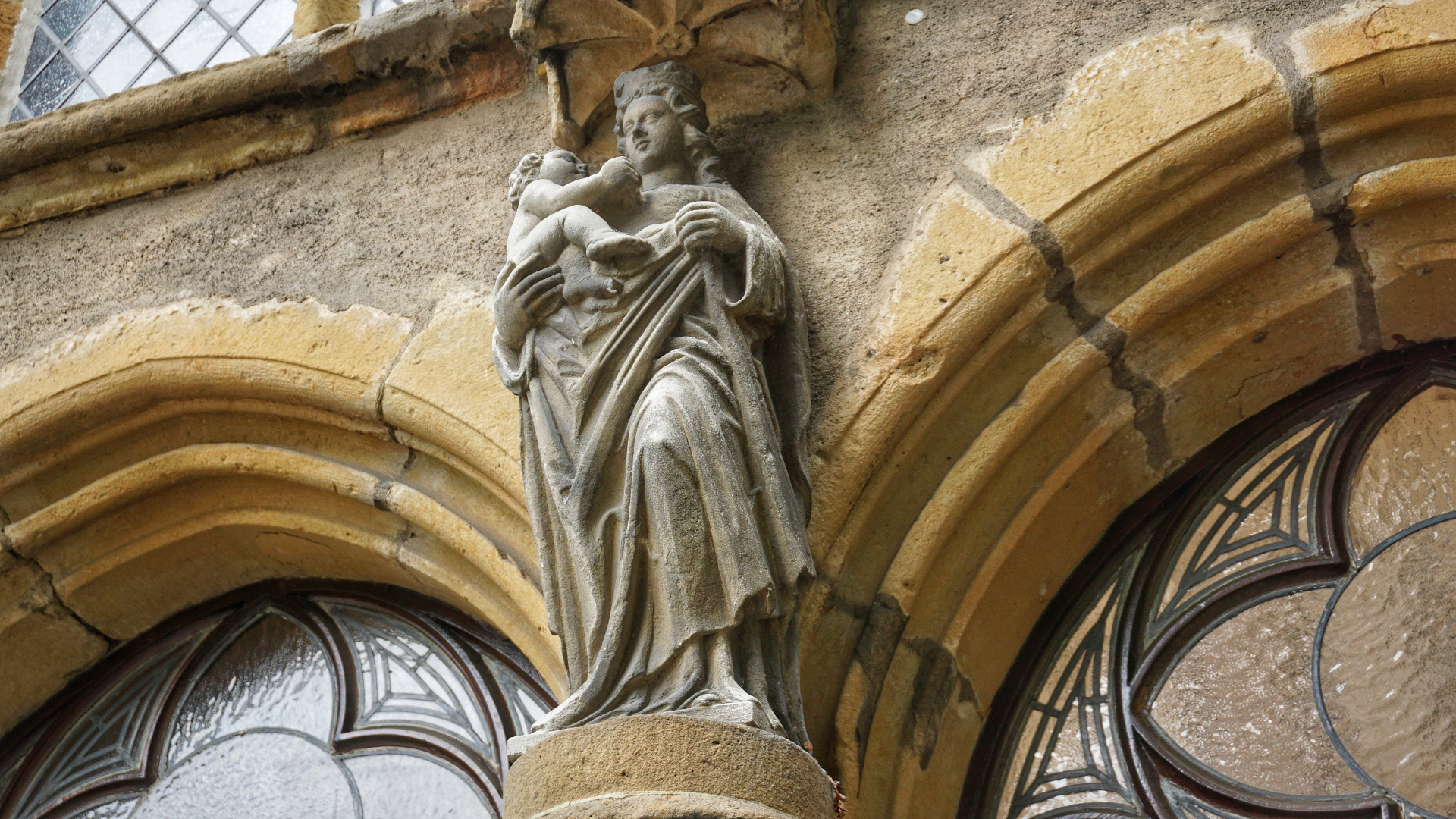 Marienfigur am Hauptportal — #wasvikarinnensomachen — EvLuth Neustädter Marienkirche Bielefeld
